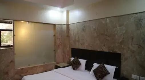 OYO Premium WEA Karol Bagh 2 - photo 6