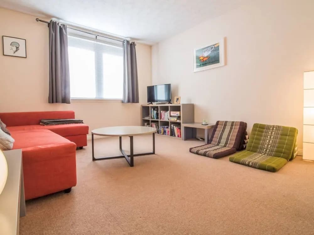 Spacious Canal side Apartment With Free Parking - photo 5