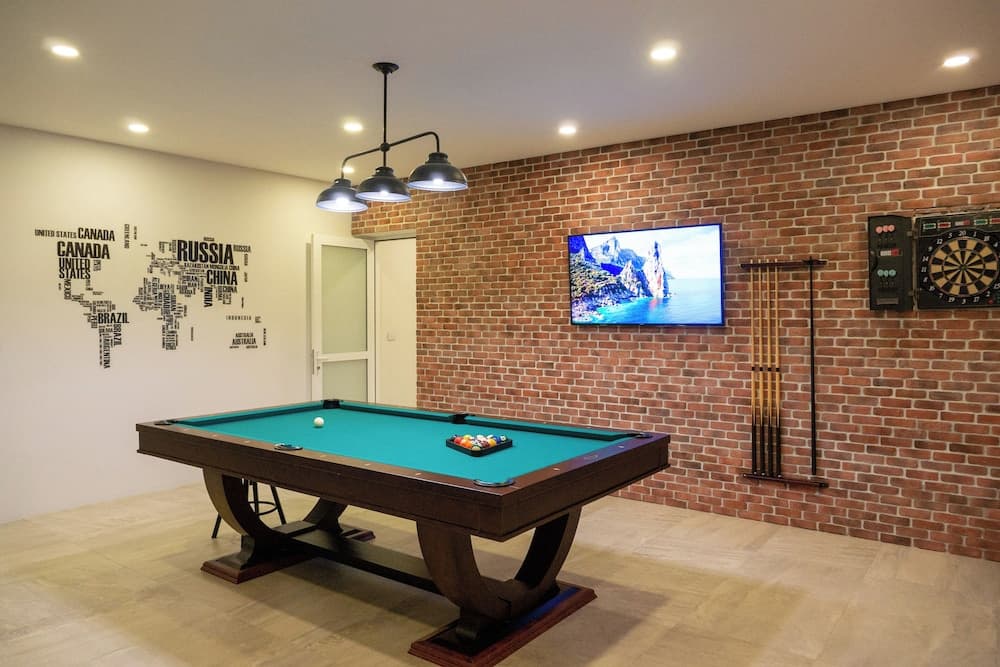 4BR Huge Pool Gym Pool Table V299 - photo 14
