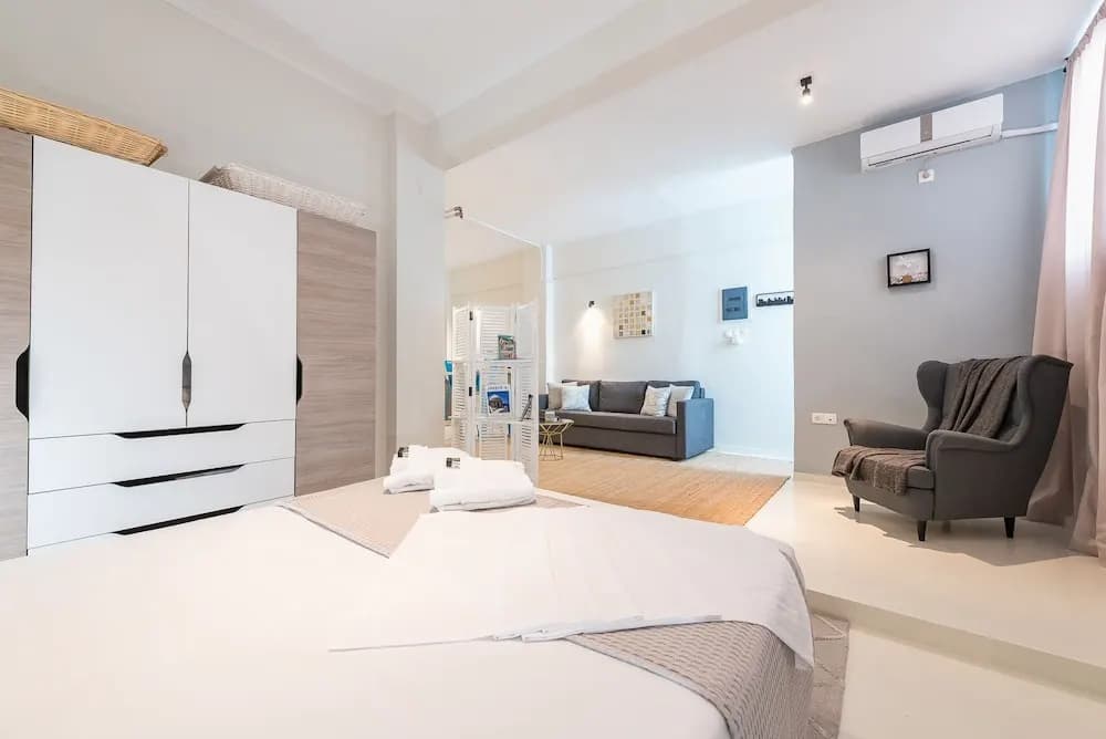 Stylish and Spacious Koukaki Apartment by Cloudkeys - photo 7
