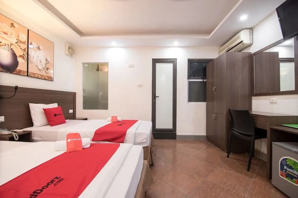 RedDoorz near Le Van Luong Street - photo 5