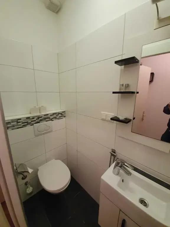 Vibrant Red Apartment I contactless Check-In - photo 6