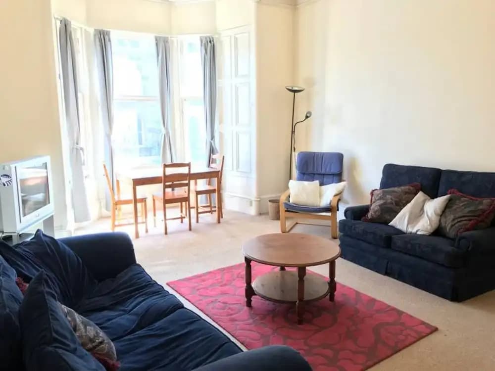 Central Marchmont 3 Bedroom Flat - photo 2
