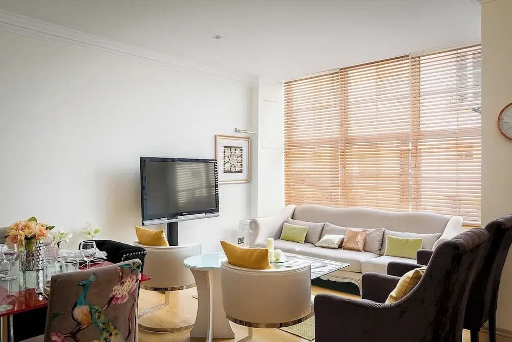 Luxury 5-bedroom Villa With Parking and AC - photo 1