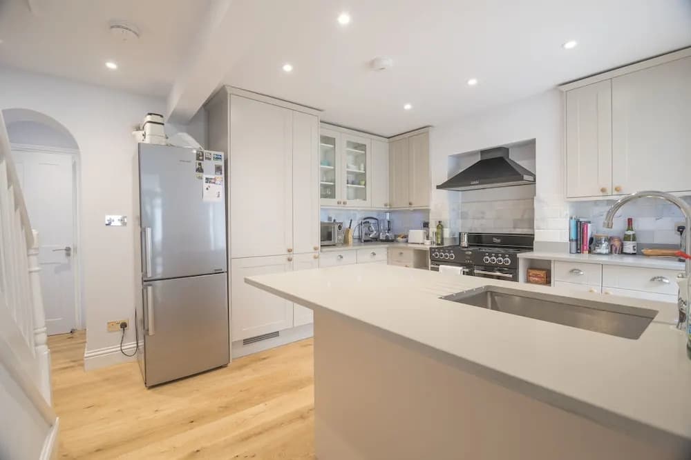 Bright Family Home in Angel with Patio - photo 17