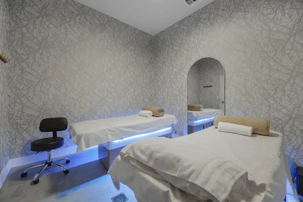 Luxury 3BR with Private Rooftop - photo 14