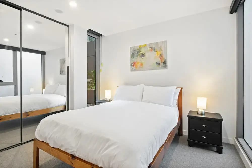 Bright 2-bed Flat With Cityside Charm - photo 4