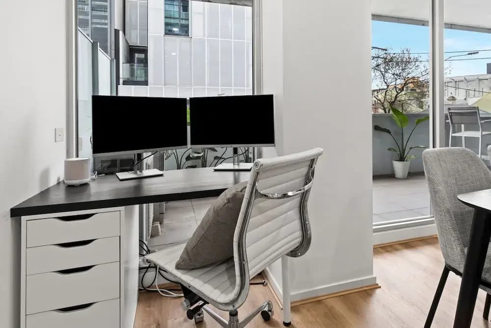 Sleek South Yarra 2-bed With Alfresco Dining - photo 4