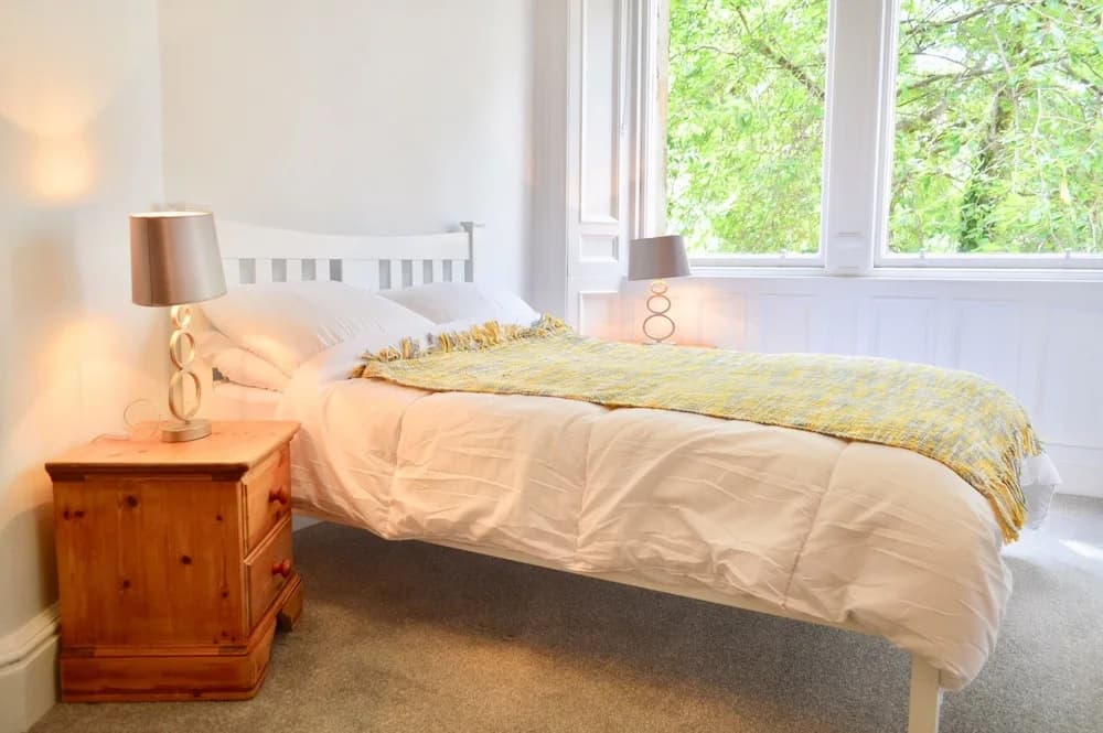 Spacious 3 Bedroom West End Flat - photo 4