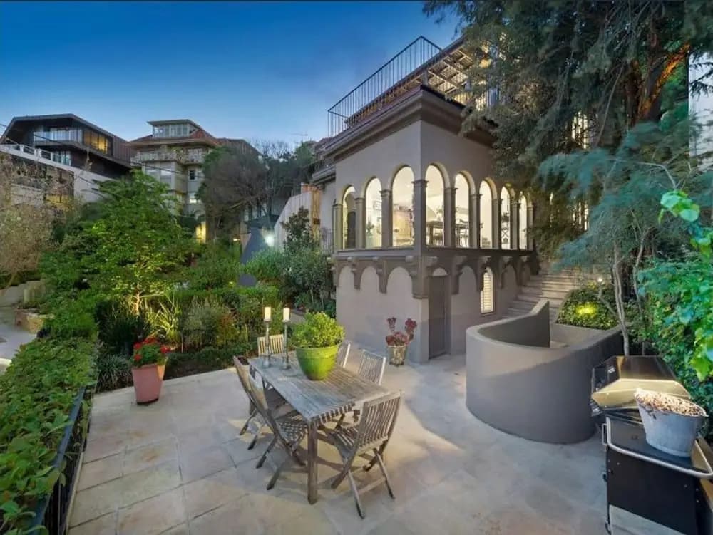 Exquisite 4 Bedroom House with Pool - photo 15