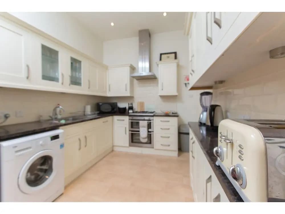 Spacious, Bright 5-br Flat for 10 in Edinburgh - photo 13