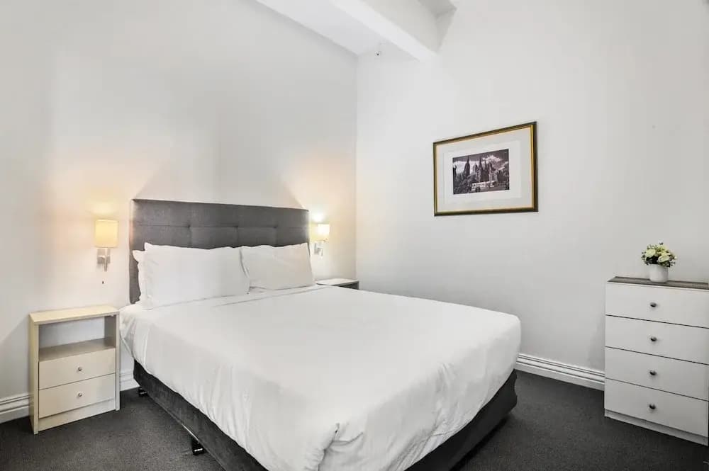 Bright 1-bed Apartment Steps From Collins Street - photo 3