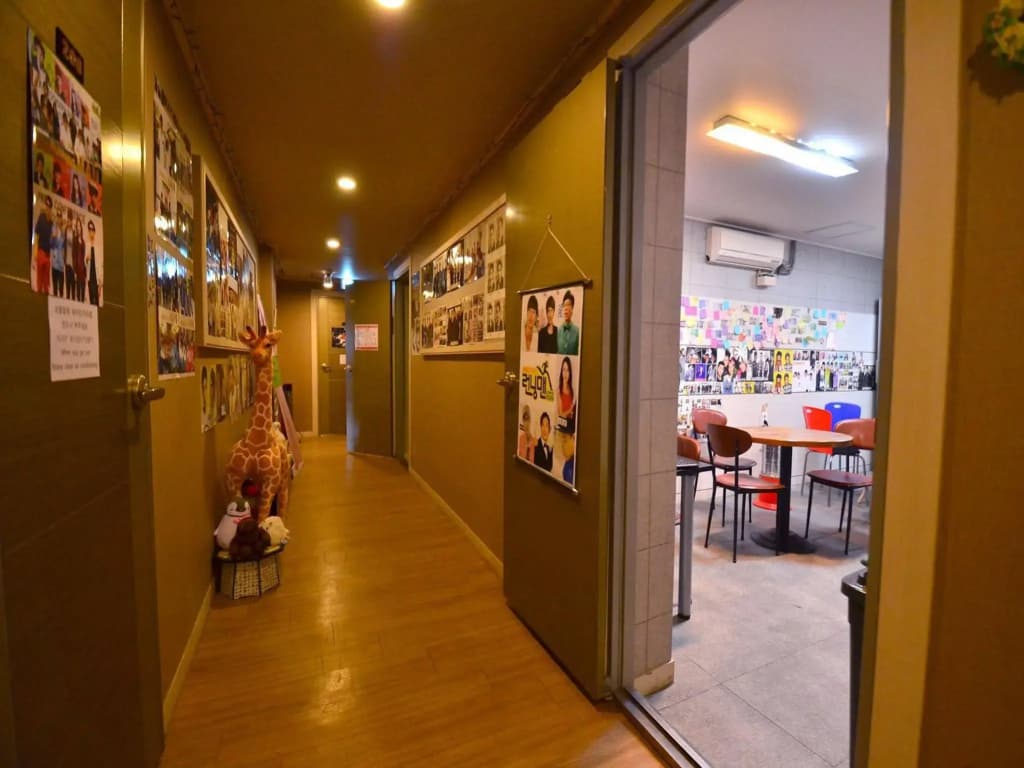 Running man hostel - photo 4