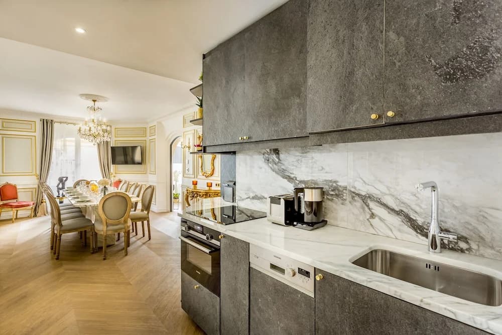 Luxury 6Bdr 5Bth Heritage Building - Louvre View - photo 18