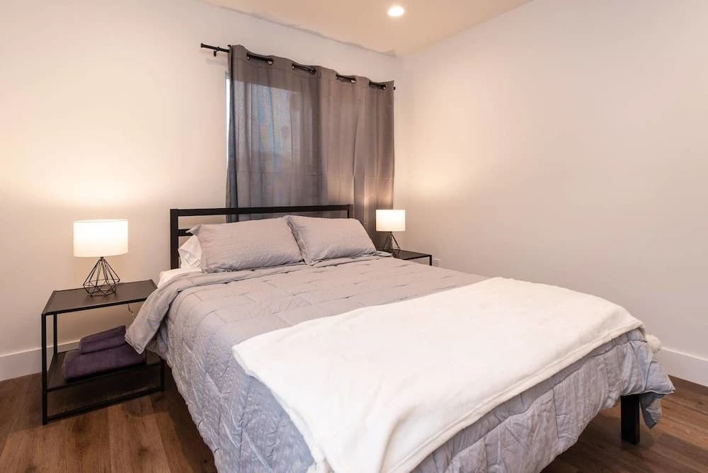 Newly Remodeled 3 BDR House Near Dodgers Stadium - photo 2
