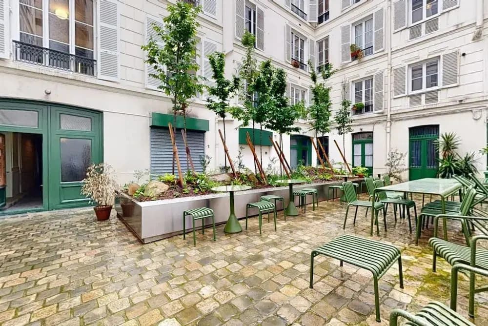 Charming 2-bed Flat w Shared Spaces - photo 11
