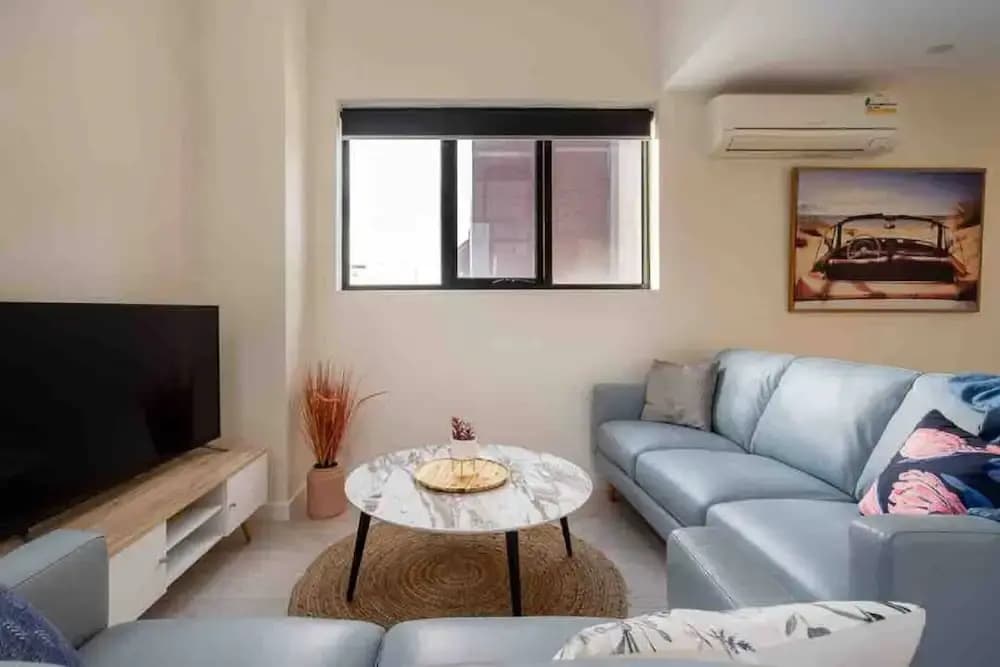 Unwind Bond Quarter Apartment 106 - photo 8