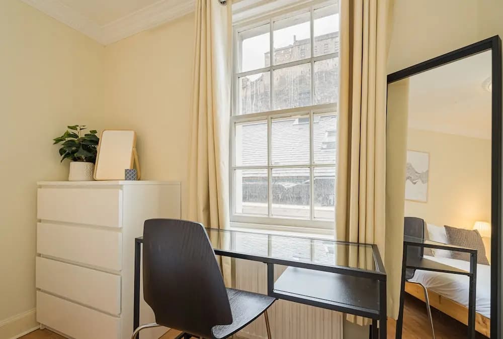 2 Bed Grassmarket Apartment - photo 2