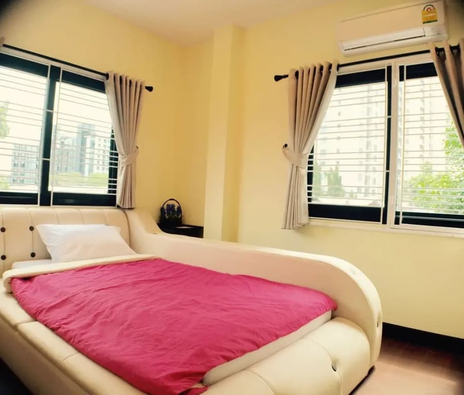 4 Bedroom House at Skytrain - photo 5