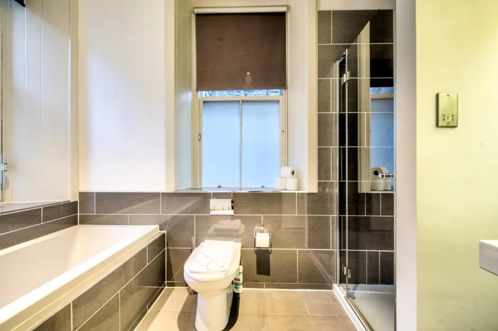 Sumptuous 2BR Apt Next To Edinburgh Castle! - photo 17