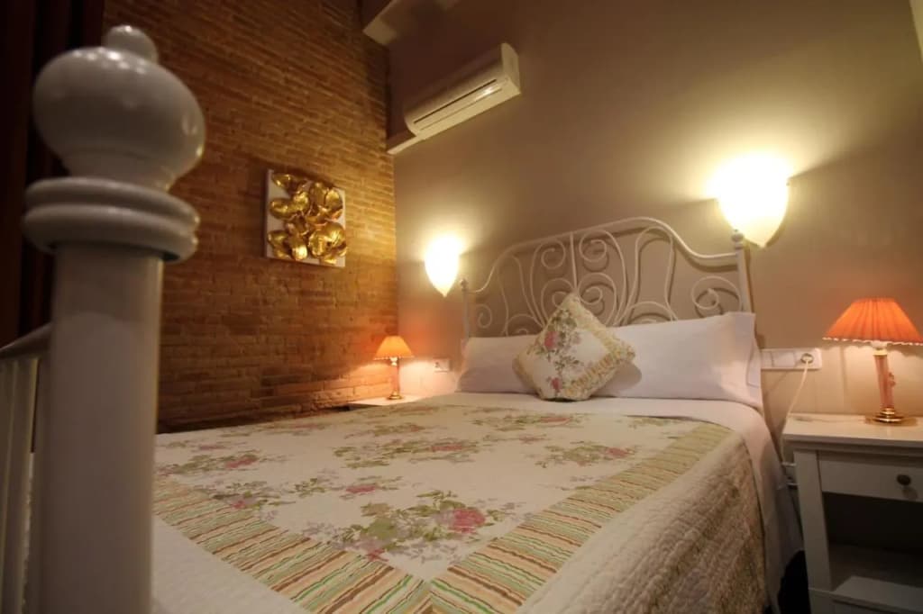 Hostal Orleans - photo 21