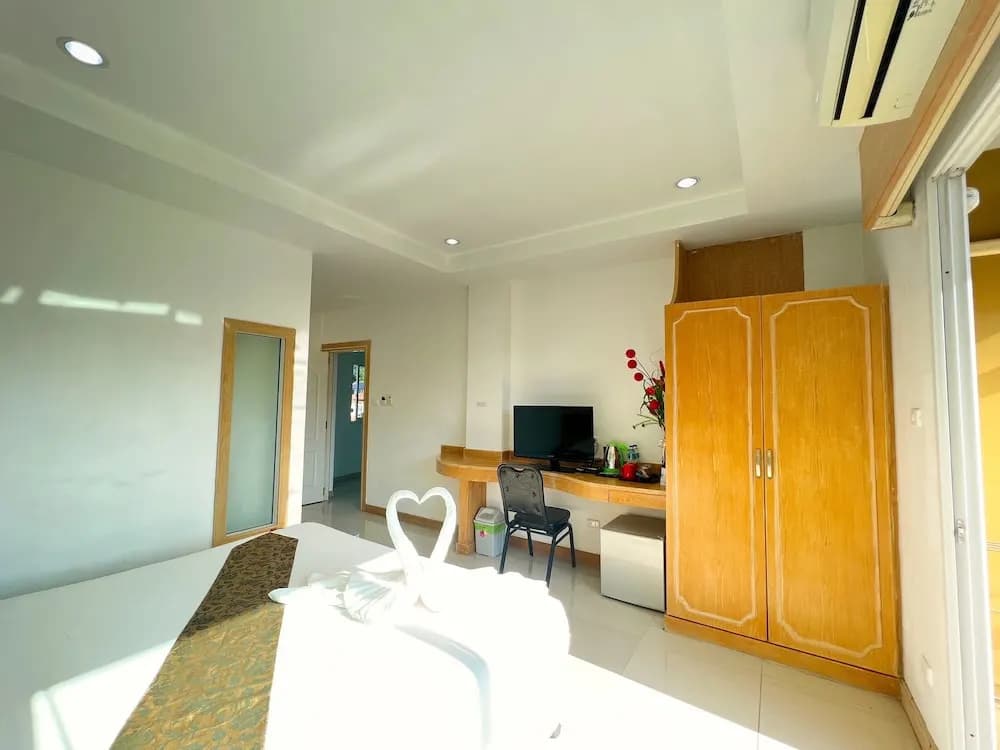 Red Sapphire Hotel - photo 3