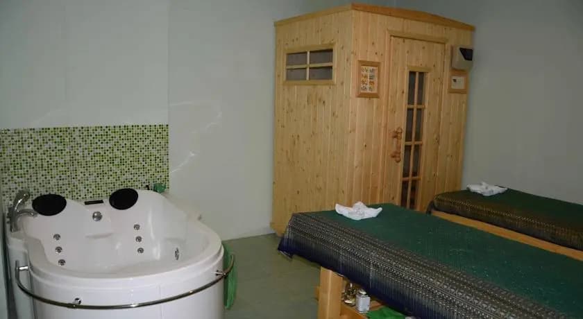 Emerald Hotel - photo 12