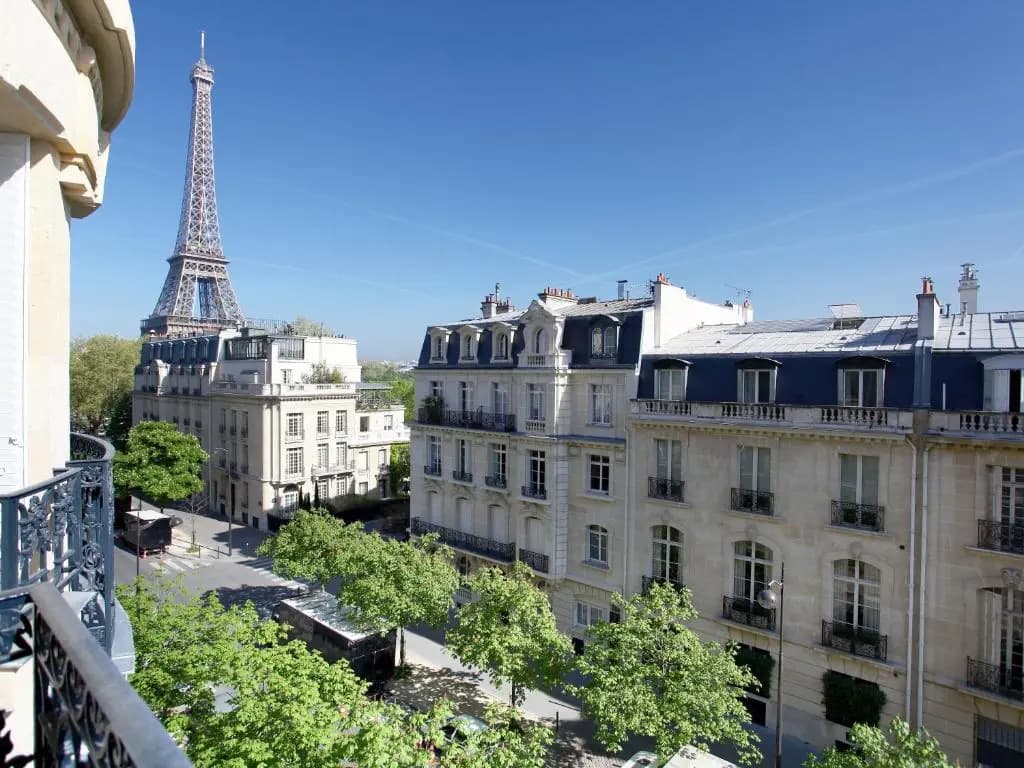 Outstanding 2 bedrooms with a terrific Eiffel Tower view - photo 1