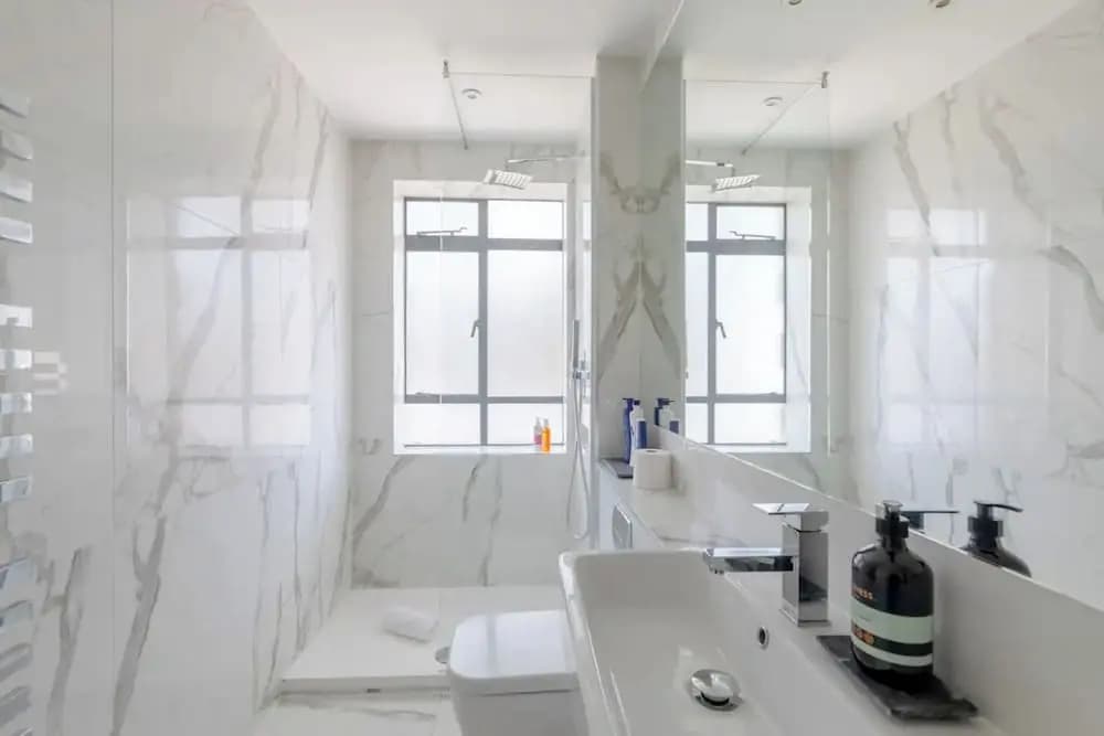 Sleek & Stylish 1BD Flat w/ Balcony - Kings Road - photo 8