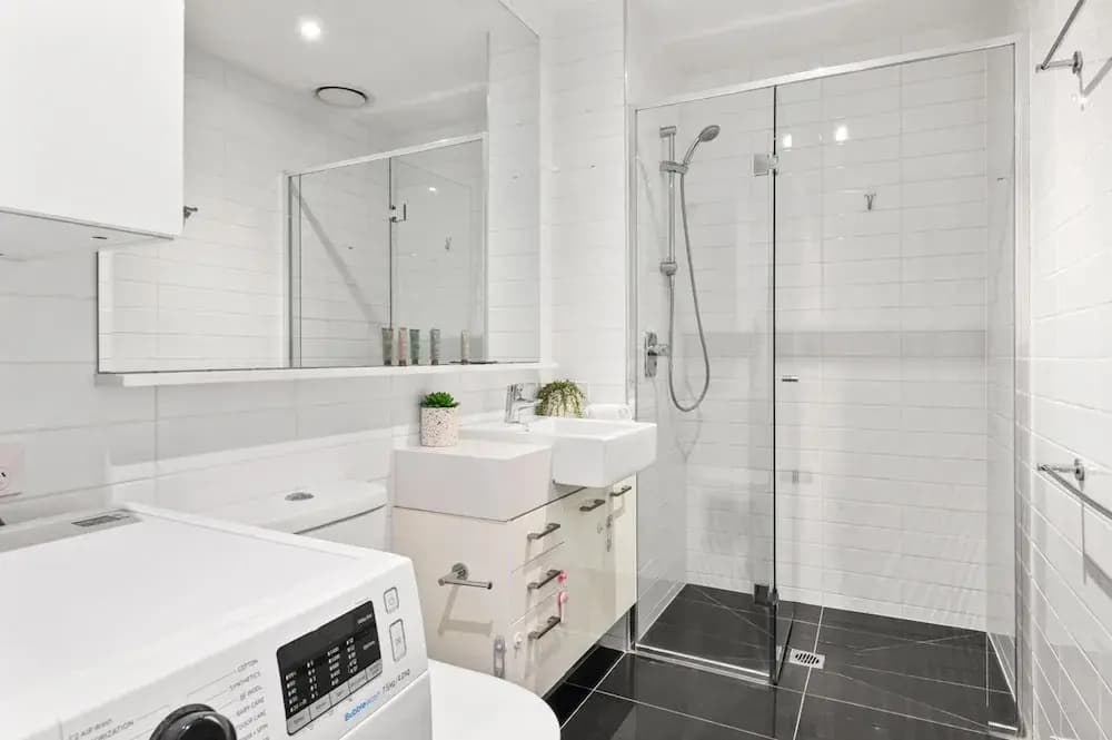 Stylish Southbank 2-bed Flat w/ Balcony - photo 7