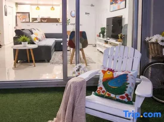 Lovely 2 Bed 2 Bath Apartment | Free Parking | Walk to Train - photo 3