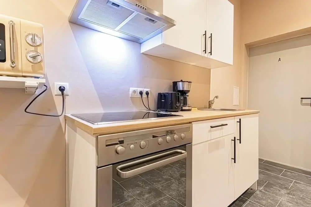 4BR Apt. for Groups 6-Min to Stadthalle - photo 38