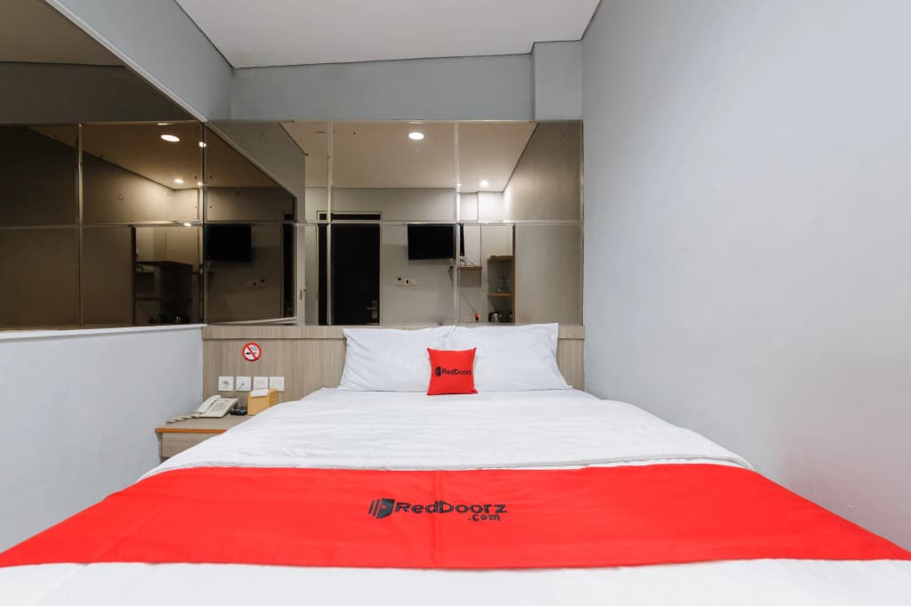 RedDoorz Plus near Grand Indonesia Jakarta - photo 25