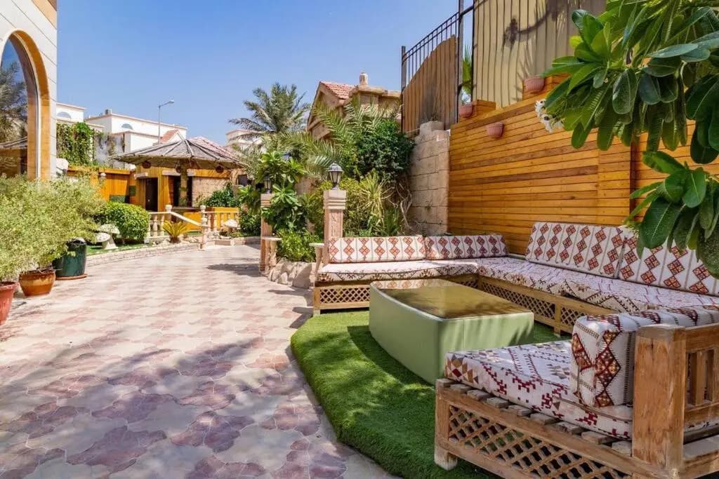 Cheerful 5-Bedroom Villa with Pool - photo 16