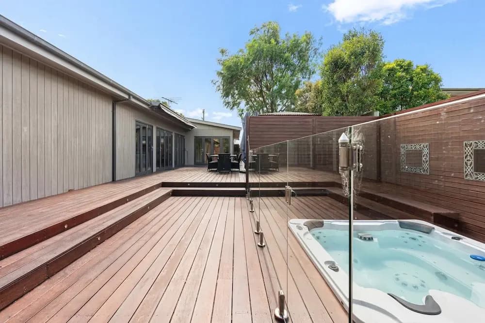 Luxurious 3-bed Home With Outdoor Spa - photo 3