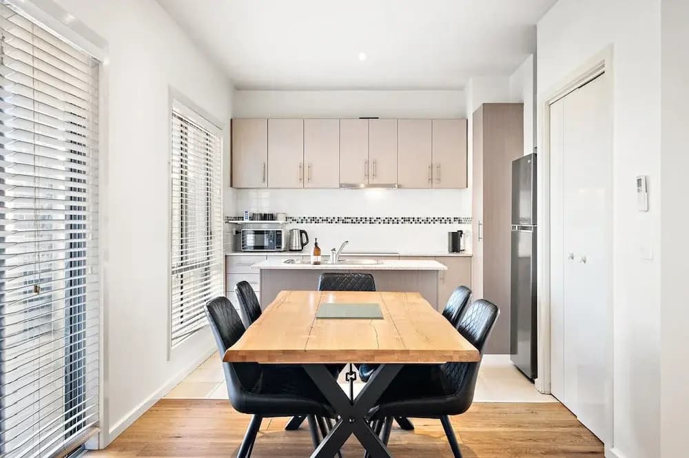 Bright 2-bed Flat With Balcony in Kensington - photo 10