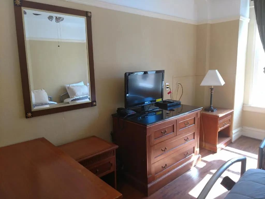 Yale Hotel - photo 13