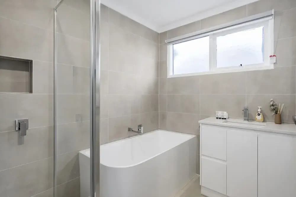 2-bed Rosebud Apartment With BBQ & Garden - photo 5