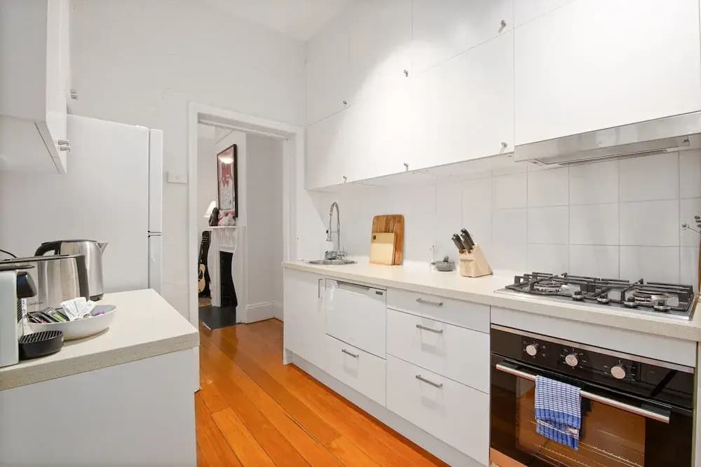 Stylish 2-bed House With Private Courtyard - photo 4