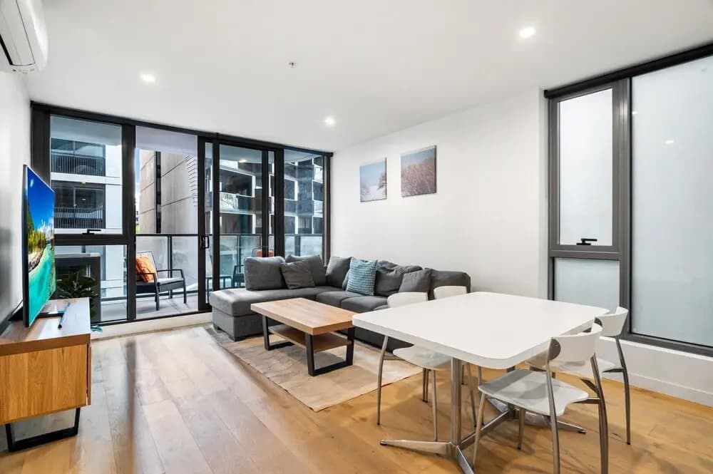 Bright 2-bed Flat With Cityside Charm - photo 6