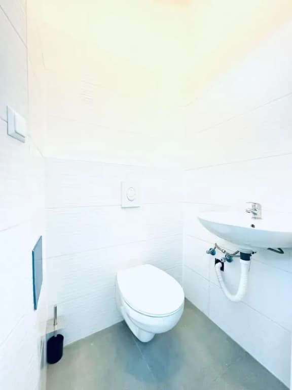 10 Economy Rooms-Shared Bath & Kitchen - photo 8