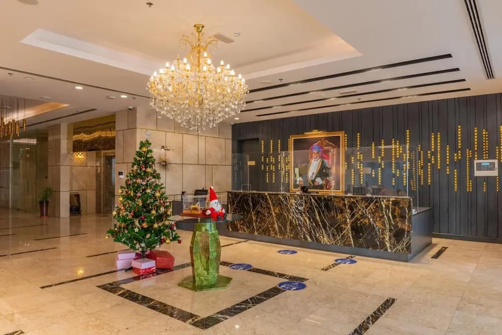 Royal Crown Hotel - photo 2