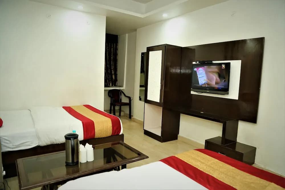 Hotel Suzi International - photo 4