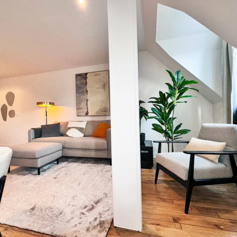 Copernic Line Elegant 3BR Apartment in Paris - photo 5