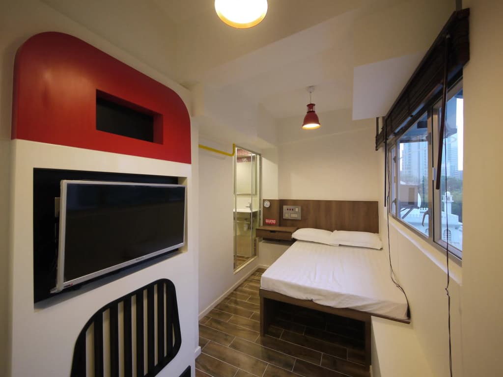 Panda's Hostel - Hot Dog Bus - photo 2