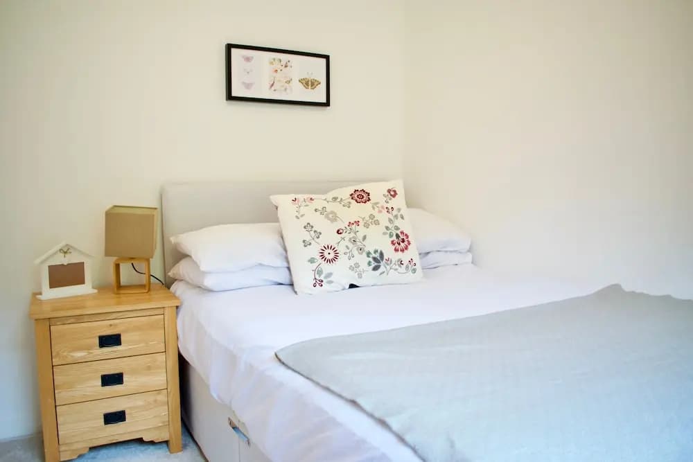 Modern 2 Bedroom Ground Floor Flat with Parking - photo 3