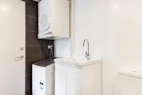 Surry Hills Fully Self Contained Modern 1 Bed Apartment (1012ELZ) - photo 8