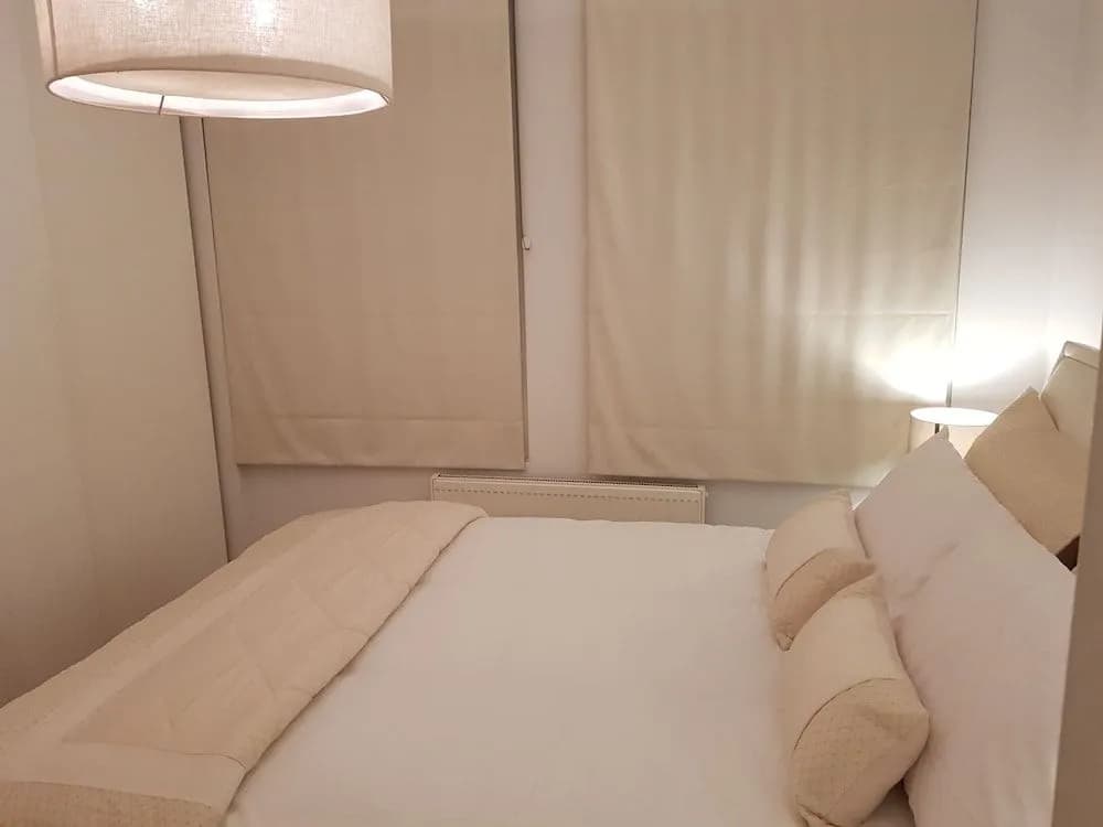 Trafalgar Boutique - photo 2