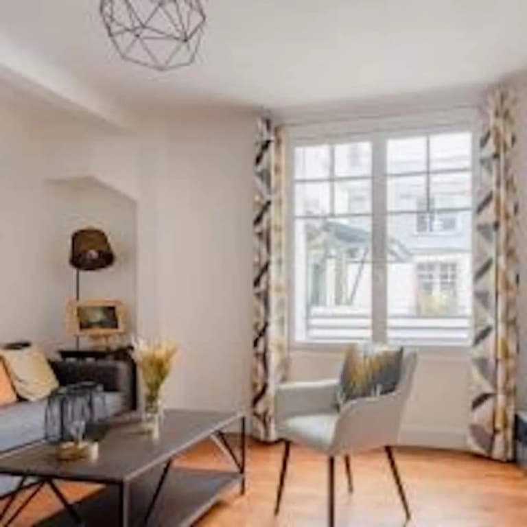 Eiffel Tower Saint Residence - photo 1