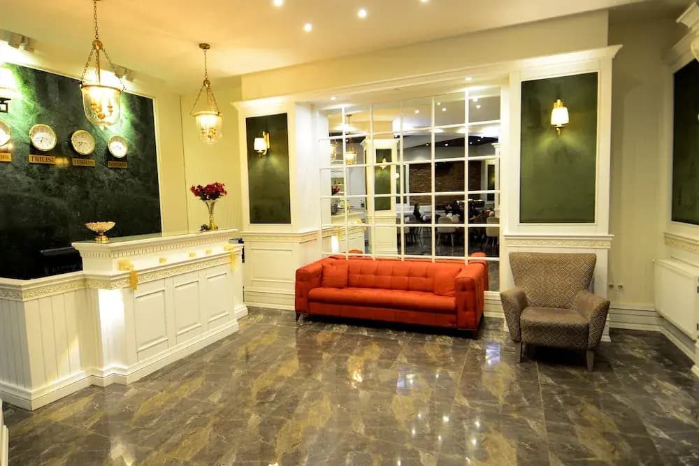 Green Queen Hotel - photo 2